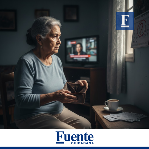 Una mujer mayor con expresión preocupada mira su cartera vacía mientras la televisión de fondo muestra noticias. La escena sugiere la espera y la ansiedad por el pago de la pensión de bienestar