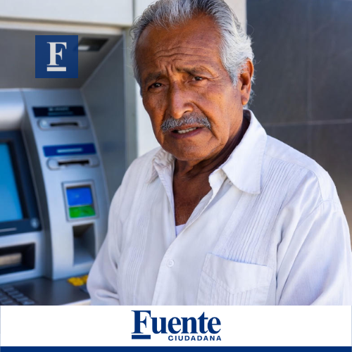 Persona mayor preocupada porque el cajero automático se quedó con su tarjeta del bienestar