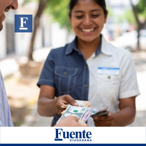 Empleada recibiendo su sueldo