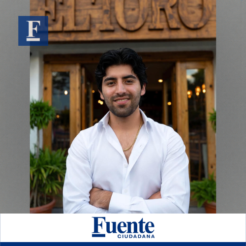 Persona feliz parada frente a su negocio