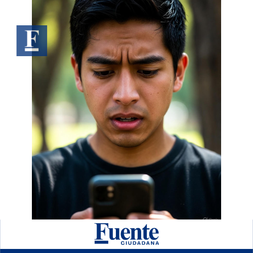 Joven preocupado mirando su celular