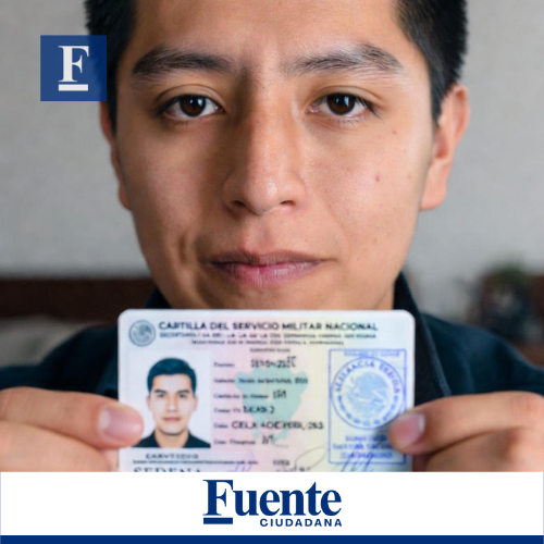 Joven sosteniendo su cartilla del servicio militar